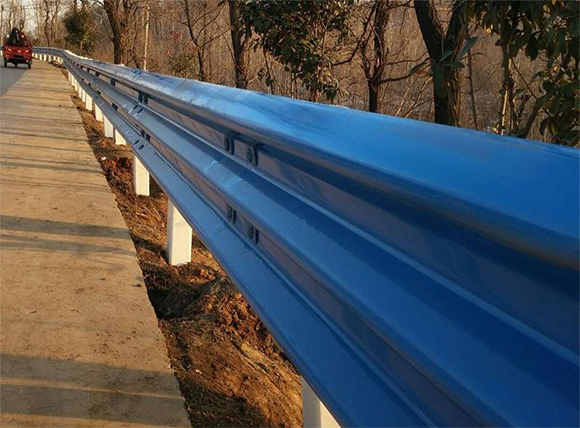重庆公路波形护栏板的优点